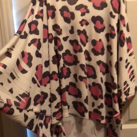 Women’s cheetah winged sleeves top - Picture 2 of 4